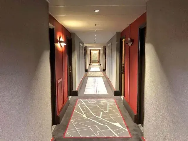 Entrada principal del Hotel New York en Disneyland París, con un diseño elegante y moderno inspirado en la ciudad de Nueva York.